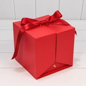 Коробка Куб 18,8*18,8*18,4 "Сюрприз" с атласной лентой Красный 1/12