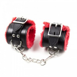 Черные наручники с красной меховой подкладкой