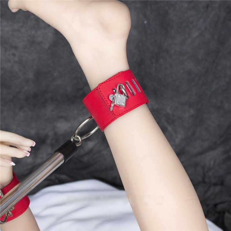 Короткая бондажная распорка с наручниками и поножами красного цвета