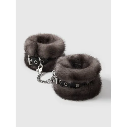 Фото Vulgar, Россия Уникальные наручники из натурального меха норки, серые в деревянной коробке из массива дуба
