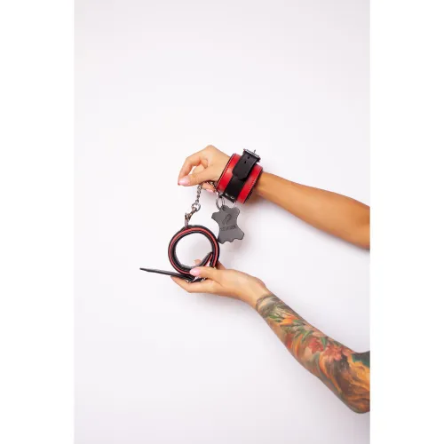 Фото Scandal-California Exotic, США Наручники Scandal из натуральной кожи и соединителем из нержавеющей стали, 23SC502-2