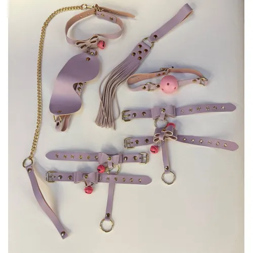 Фото Адам и Ева БДСМ набор Колокольчик сиреневого цвета (наручники, кляп, паножи, ошейник, поводок, флогер, маска, два карабина)