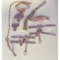 Фото Адам и Ева БДСМ набор Колокольчик сиреневого цвета (наручники, кляп, паножи, ошейник, поводок, флогер, маска, два карабина)