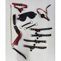 Фото Адам и Ева БДСМ набор Колокольчик черно-красного цвета (наручники, кляп, паножи, ошейник, поводок, флогер, маска, два карабина)