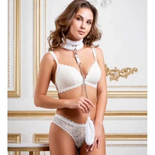 Фото БДСМ Арсенал, Россия Ошейник из натуральной кожи с нежным белым мехом и поводок-цепочка с меховой петелькой