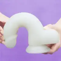 Фото Lovetoy, Китай Светящийся в темноте фаллос на присоске Lumino Play Dildo 21 см