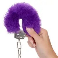 Металлические наручники с искусственным мехом ULTRA FLUFFY FURRY CUFFS-PURPL Металлические наручники с искусственным мехом ULTRA FLUFFY FURRY CUFFS-PURPL