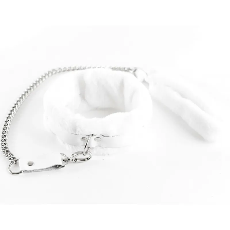 Фото БДСМ Арсенал, Россия Ошейник из натуральной кожи с нежным белым мехом и поводок-цепочка с меховой петелькой