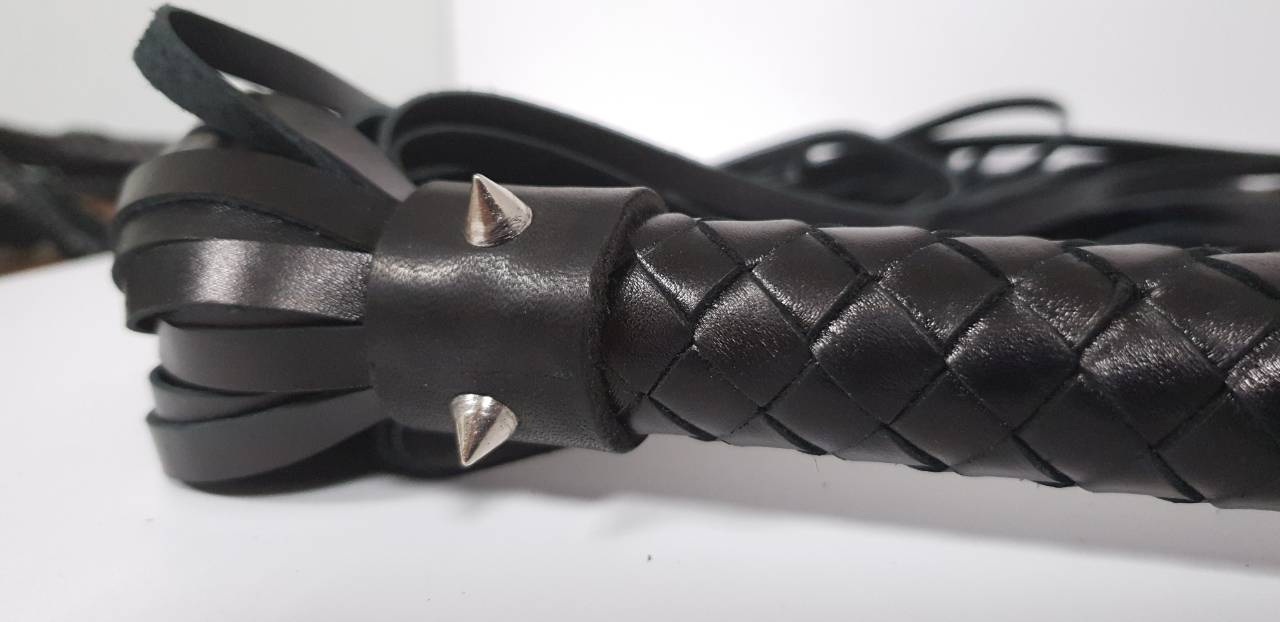 Изображение  Шикарная кожаная плеть с шипами Hand Made длина хлыстов 38 см