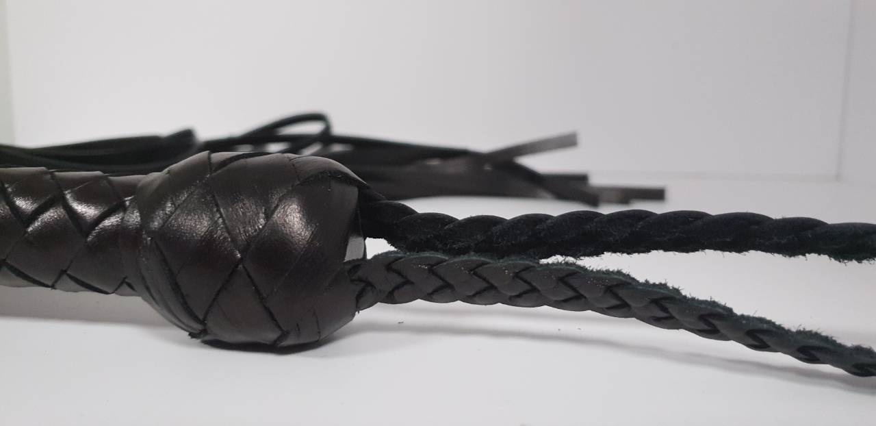 Изображение  Шикарная кожаная плеть с шипами Hand Made длина хлыстов 38 см