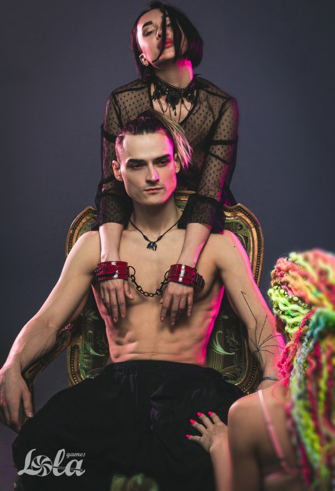 Изображение Lola Toys, Россия Красные лаковые наручники Party Hard Bizzare на металлической цепи