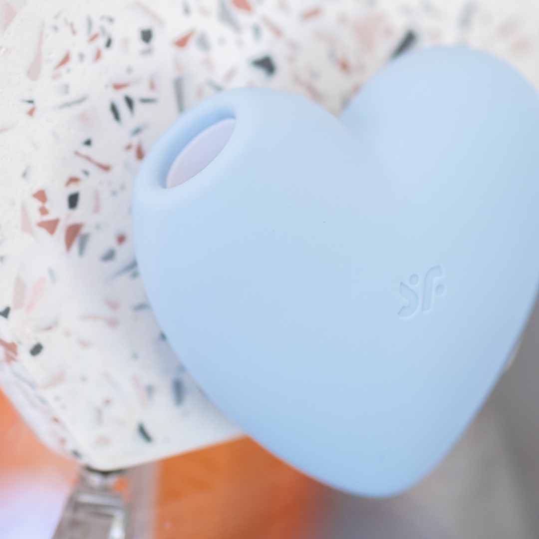 Изображение Satisfyer, Германия Вакуумно-волновой стимулятор с вибрацией Satisfyer Cutie Heart голубой
